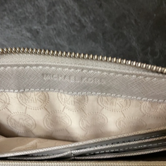 Michael Kors Wallet - Picture 4 of 7
